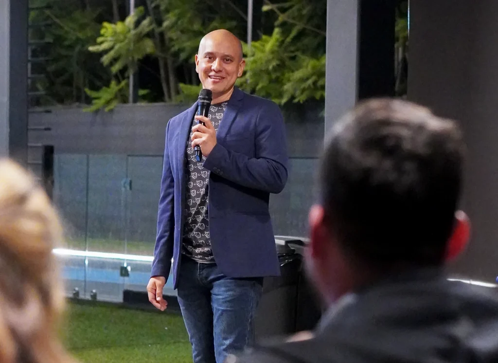 How to Pose People Who Are Not Models for Natural and Authentic Portraits